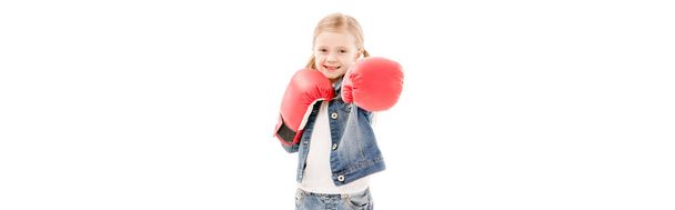colpo panoramico di bambino sorridente in guanti da boxe rossi isolati su bianco
 - Foto, immagini