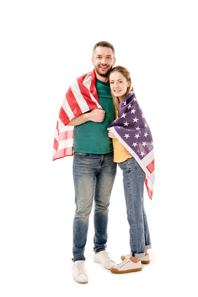 täyspitkä näkymä hymyilevä pari Amerikan lippu syleilee eristetty valkoinen
 - Valokuva, kuva