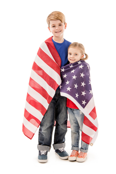 piena lunghezza vista di bambini sorridenti con bandiera americana guardando la fotocamera isolata su bianco
 - Foto, immagini