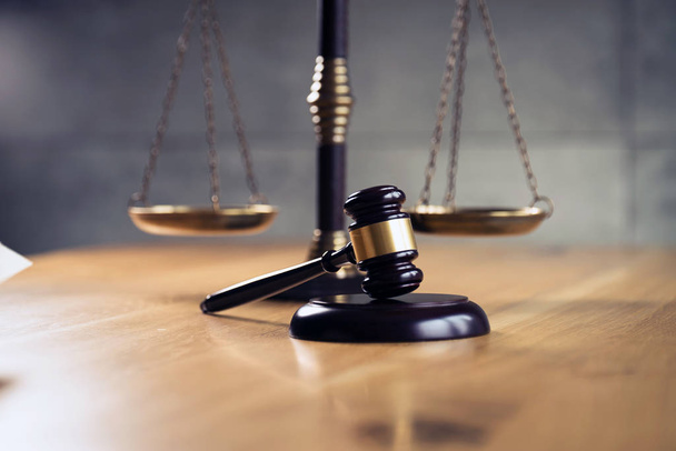 Νόμος και δικαιοσύνη, δικαστής σφυρί με κλίμακες σε ξύλινο τραπέζι. - Φωτογραφία, εικόνα
