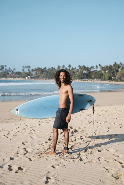 Man Surfer Sitting at Surfboard on Sand Beach - Foto, Imagem