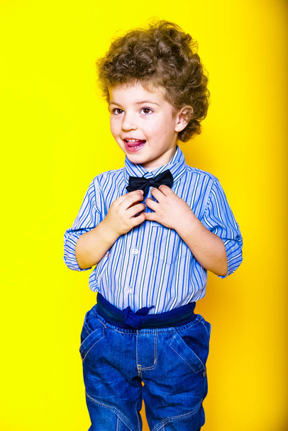 A kid portrait with curly hair on studio - Fotoğraf, Görsel