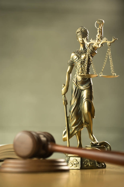 Закон и справедливость, судья молоток, книга со статуей слепой богини Фемиды на деревянном столе
. - Фото, изображение