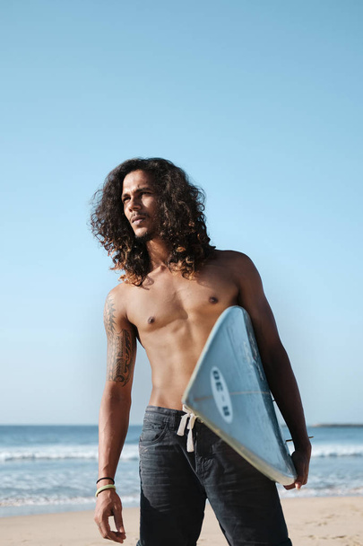 Man Surfer Sitting at Surfboard on Sand Beach - Foto, Imagem