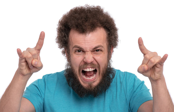Божевільний бородатий чоловік емоції і ознаки
 - Фото, зображення