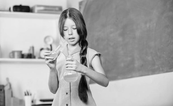 Where little things mean lot. back to school. biology education. science lesson. school laboratory. small girl pupil with chemical flask. Use new technology. girl in chemistry class with testing tube - Foto, imagen