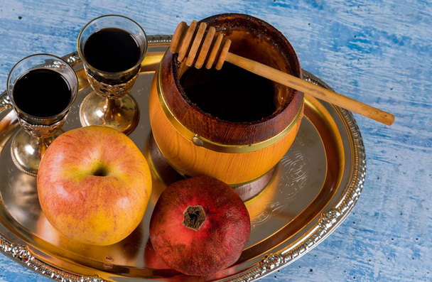 Joodse vakantie Rosh hashanah honing en appels met granaatappel - Foto, afbeelding