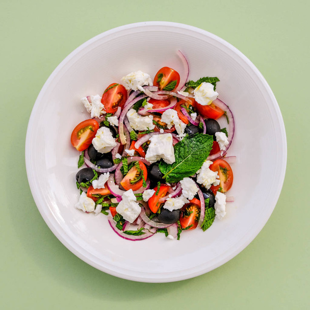 Queijo Feta estilo grego e salada fresca
 - Foto, Imagem