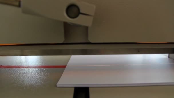 Máquina de corte de papel, enfoque selectivo
 - Metraje, vídeo