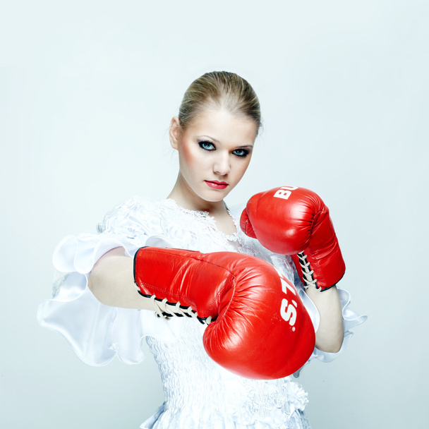 Beautiful woman in white dress with boxing gloves. Boxer bride - Foto, Imagen