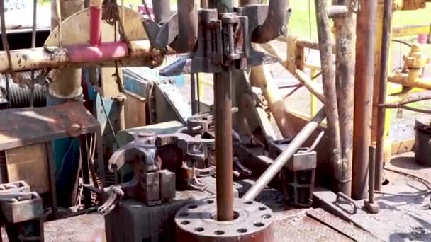O mecanismo de elevação do equipamento levanta lentamente o tubo de metal para fora do solo
 - Filmagem, Vídeo