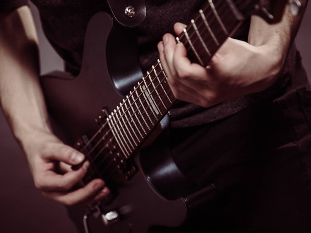 mani maschili suonare la chitarra elettrica - Foto, immagini