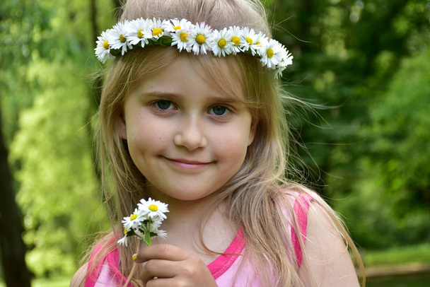 retrato de uma menina com uma coroa de margaridas na cabeça
 - Foto, Imagem