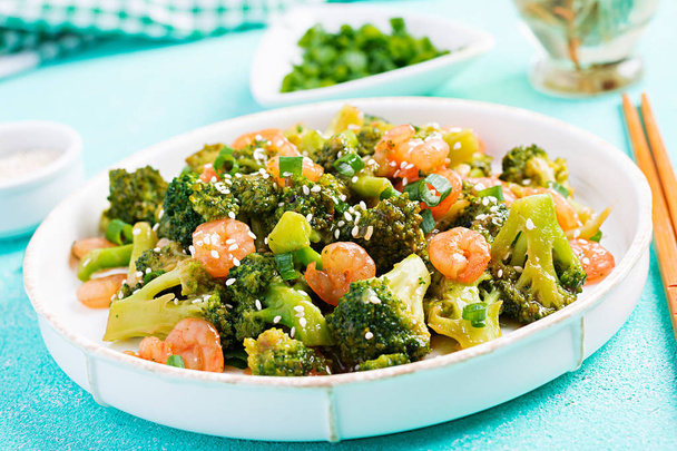 Remuez les crevettes avec le brocoli et fermez sur une assiette. Crevettes et brocolis
. - Photo, image
