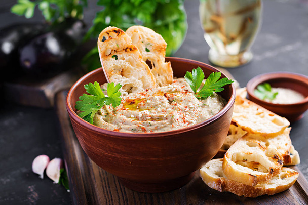Baba ghanoush vegan humus patlıcandan baharat, maydanoz ve tost. Baba ganoush. Orta Doğu mutfağı. - Fotoğraf, Görsel