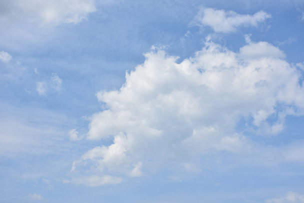 Błękitne niebo i białe chmury - Zdjęcie, obraz