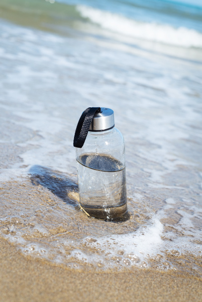 багаторазова пляшка води на пляжі
 - Фото, зображення