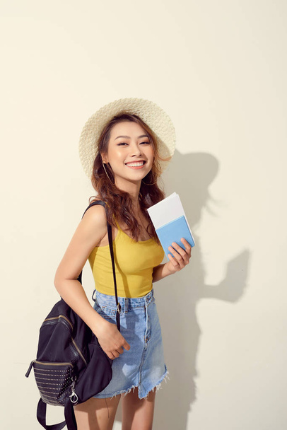 Slunečný život módní portrét mladé ženy v módní výbavě, slaměný klobouk, cestování s batohu  - Fotografie, Obrázek