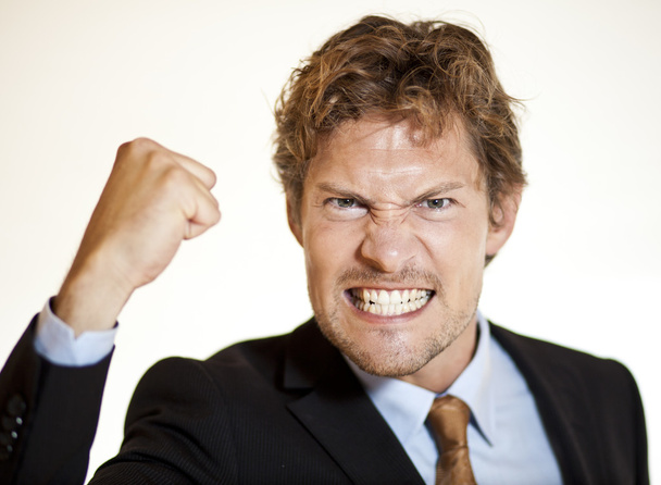 Hombre de negocios enojado amenazando
 - Foto, imagen