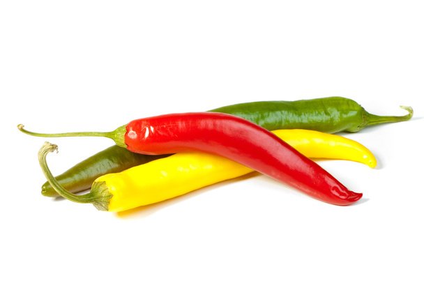 Червоний, жовтий і зелений гострий перець чилі
 - Фото, зображення