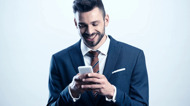 ビジネスマンは笑顔で、白にスマートフォンを使用しています  - 映像、動画