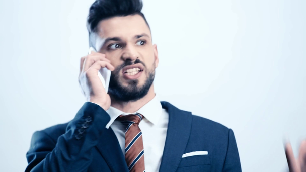θυμωμένος επιχειρηματίας μιλάει στο smartphone σε λευκό  - Πλάνα, βίντεο