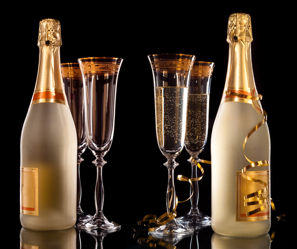 Glasses of champagne with bottle - Foto, afbeelding