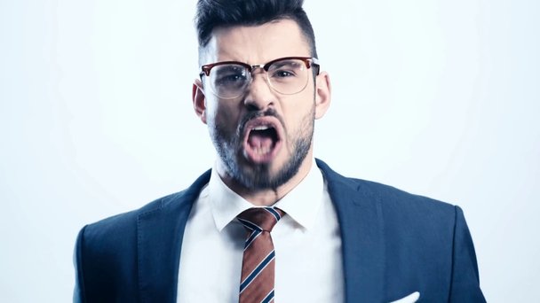 hombre enojado haciendo gestos mientras grita en blanco
  - Metraje, vídeo