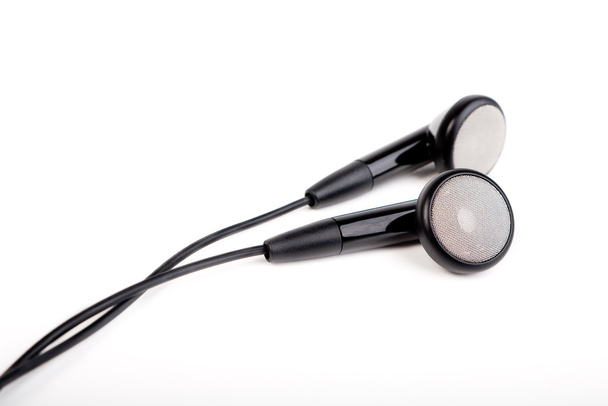 Fones de ouvido pretos com fios no fundo branco
 - Foto, Imagem