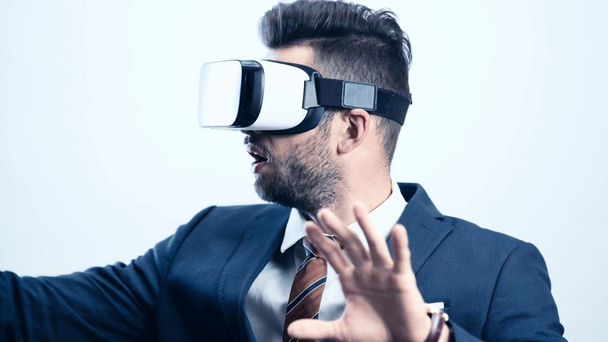 empresário em realidade virtual fone de ouvido gesticulando em branco
  - Filmagem, Vídeo