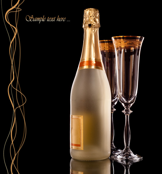 2 つの空のシャンパン グラス ・ シャンパン ボトル - 写真・画像