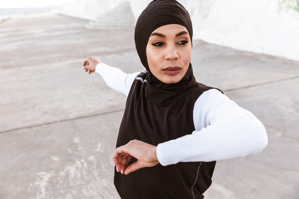 Приваблива мусульманська спортсменка в хіджабі на відкритому повітрі
 - Фото, зображення
