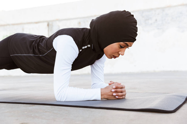 Attractive muslim sportswoman wearing hijab outdoors - Foto, Imagem