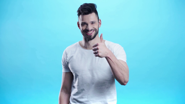 positieve man tonen duim omhoog op blauw  - Video