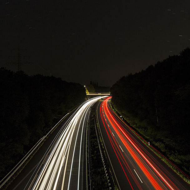 長時間露光の高速道路の巡航車のライトのトレイルの光の縞速度の高速道路の和約 - 写真・画像
