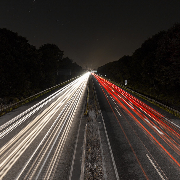 Larga exposición autopista crucero coche luz senderos rayas de la carretera de velocidad de la luz Aix-la-Chapelle
 - Foto, imagen