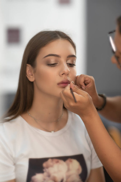 Make-up. Een reeks foto's van een model door een make-up artiest. - Foto, afbeelding