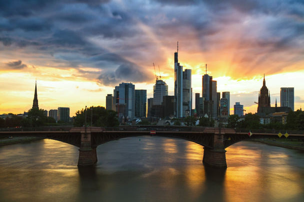 Rayos de sol en el horizonte de Frankfurt
 - Foto, imagen