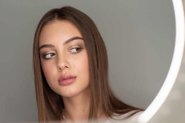 Make-up. Een reeks foto's van een model door een make-up artiest. - Foto, afbeelding
