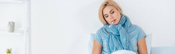 colpo panoramico di donna malata che tiene il termometro digitale in bocca
 - Foto, immagini