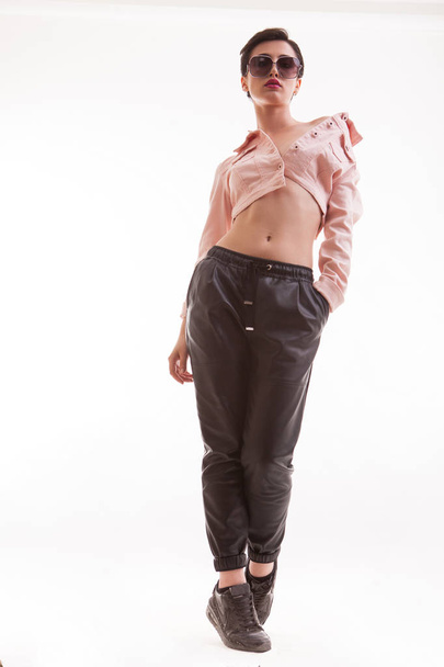Retrato de corpo inteiro de modelagem de moda bonita olhando para baixo na câmera vestindo uma jaqueta rosa elegante
 - Foto, Imagem