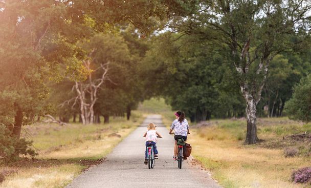 Μικρό κορίτσι Ποδηλασία με τη μητέρα της στην Ολλανδία - Φωτογραφία, εικόνα