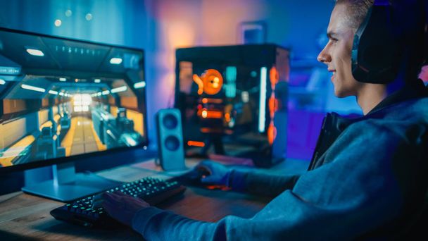 Boldog vad-ban fejhallgató-val egy MIC játék vadász online video vad-ra-a személyes számítógép. Szoba és PC színes neon LED fények. Meghitt este otthon. - Fotó, kép