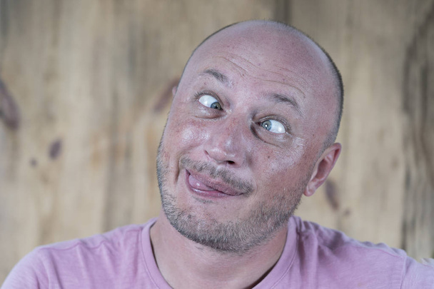 Handsome caucasian bald man making funny face, close up - Foto, afbeelding