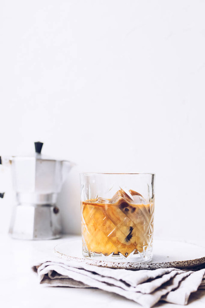 Tejes kávé jégkockát - Fotó, kép