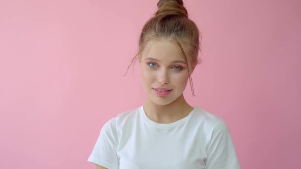 Girl in the studio on a pink background.Advertising, hair products, beauty salon, cosmetics, clothing. Fashion, boutique. Pink. - Кадры, видео
