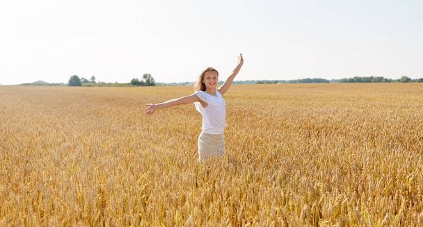 heureux sourire jeune fille sur champ de céréales en été
 - Photo, image
