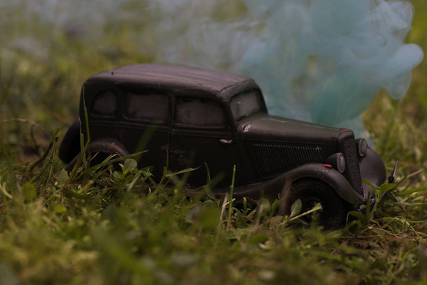 Un coche soviético a la antigua. Vista de cerca de un coche retro. El coche de la guerra
. - Foto, Imagen