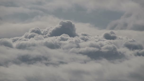 Gökyüzünde hareketli kalın bulutlar - Video, Çekim
