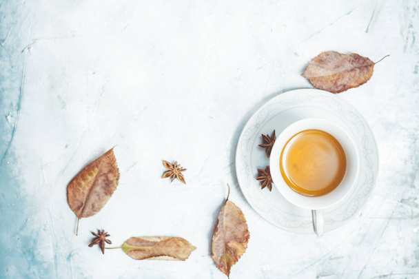 A cup of hot tea with fall leaves and copy space - Foto, imagen